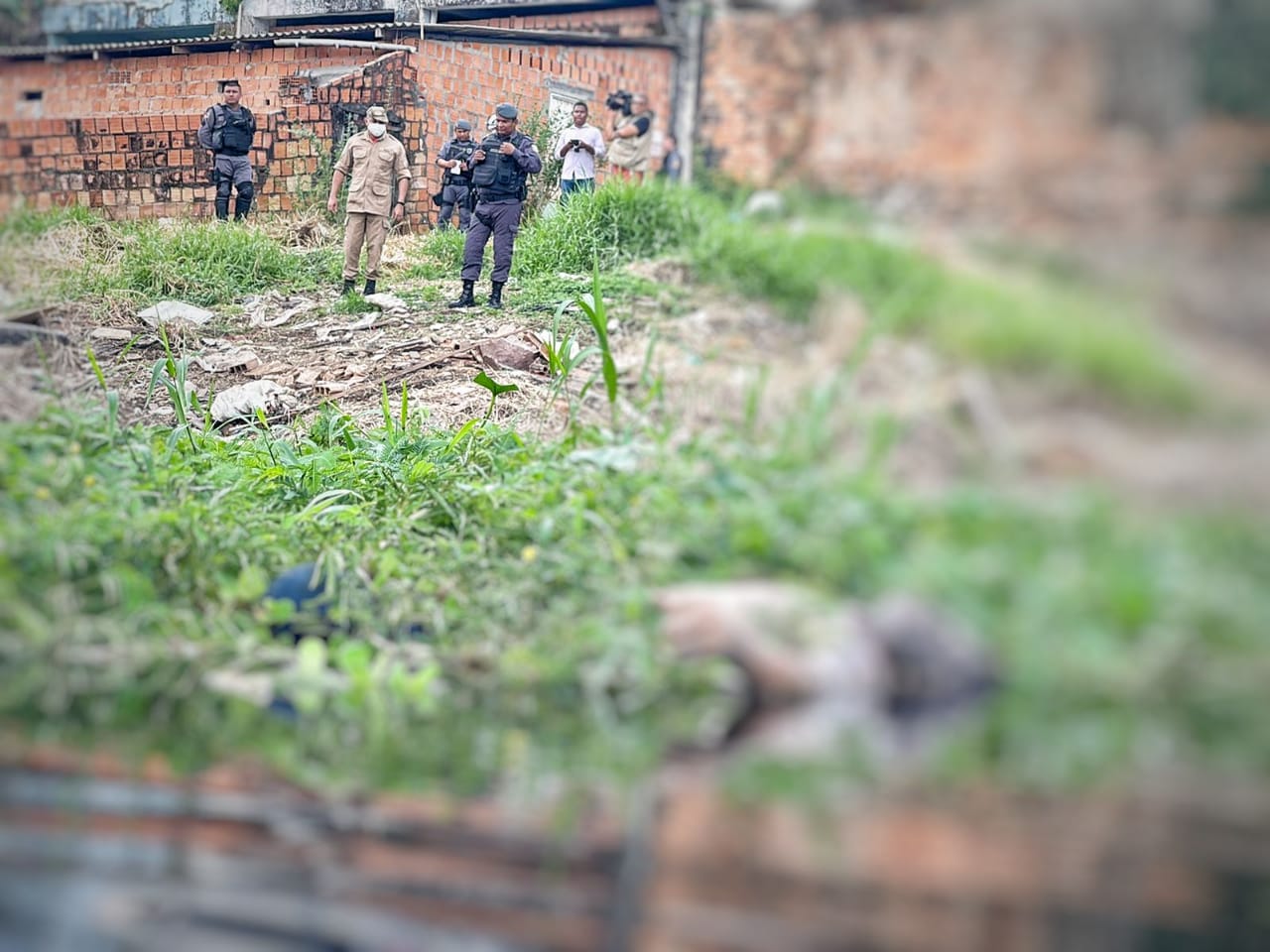 Moradores encontram homem morto boiando em igarapé de Manaus