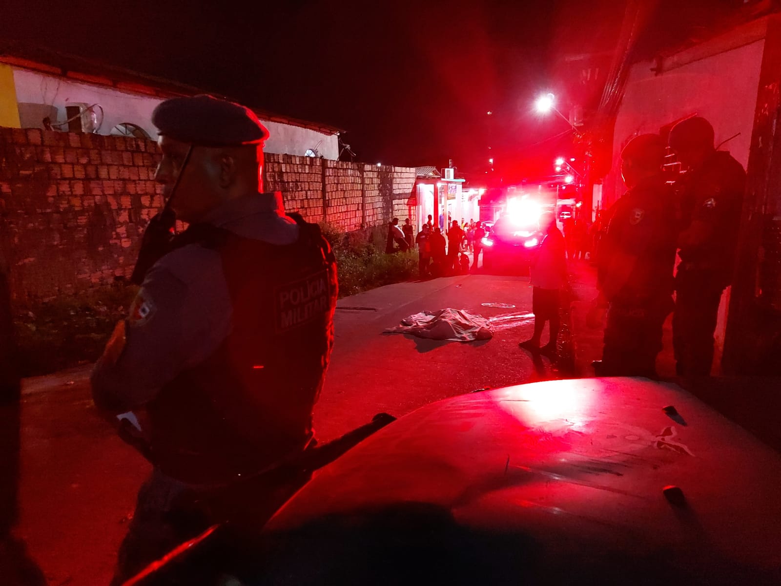 Pedestre é morto enquanto caminhava ao lado de alvo de criminosos em Manaus