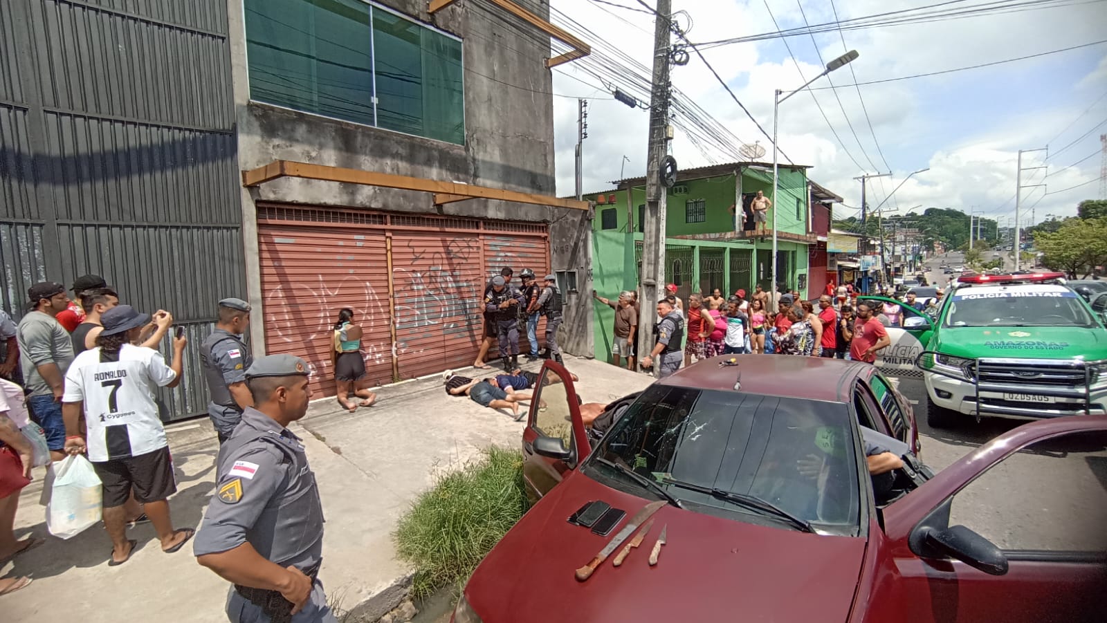 Grávida e 3 comparsas são perseguidos e presos após arrastões em Manaus