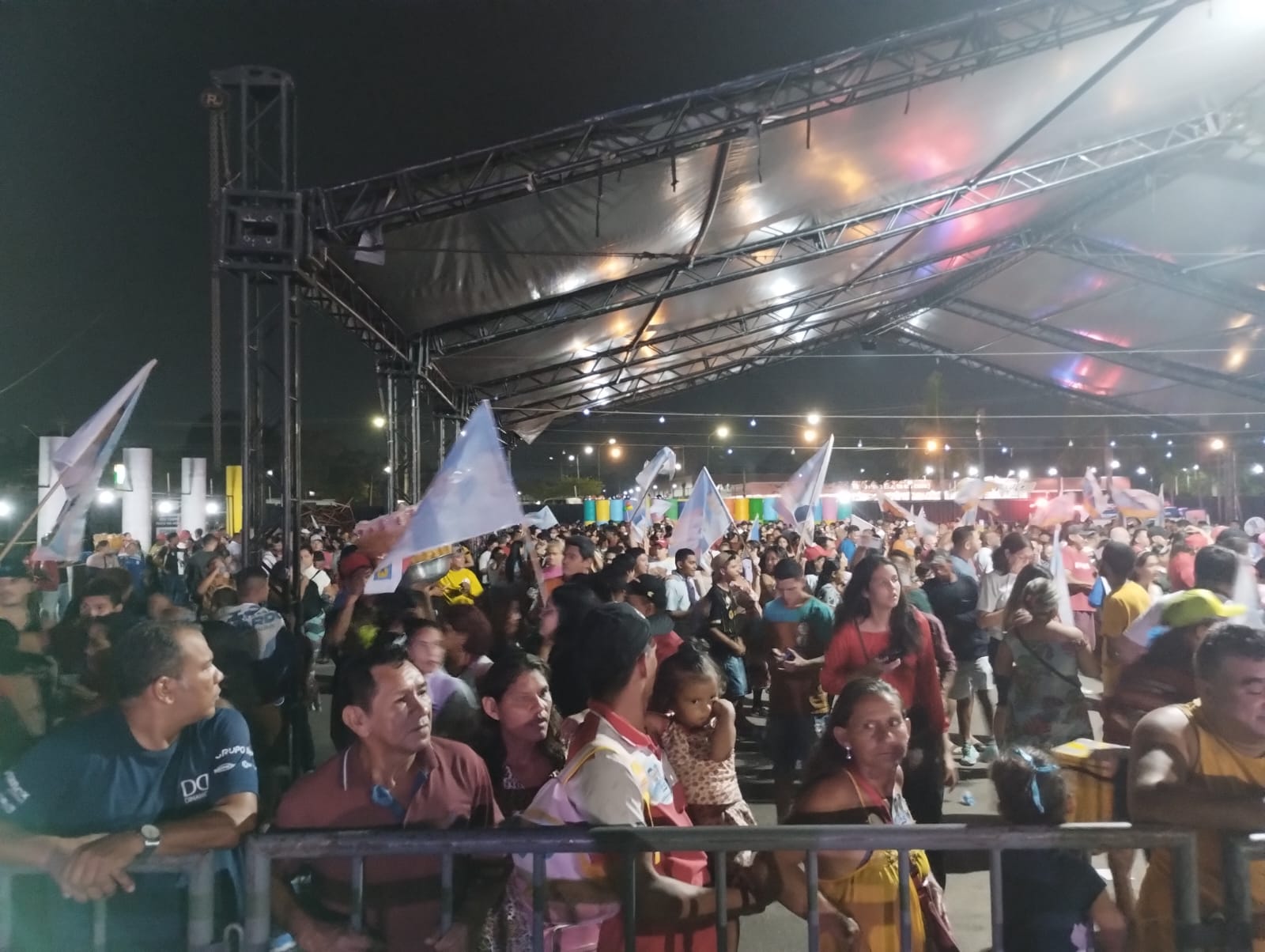 Comício de Lula reúne multidão em Manaus; vídeos