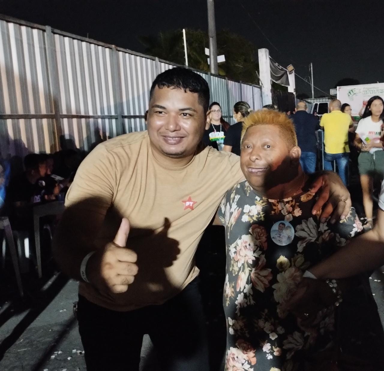 Patixa vai ao comício de Lula em Manaus e é ‘tietada’ por seguidores