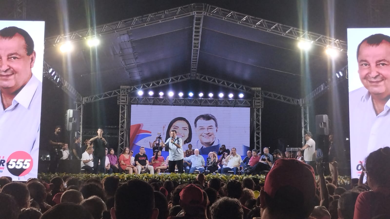 Omar Aziz grita 'Fora Bolsonaro' durante comício de Lula em Manaus 