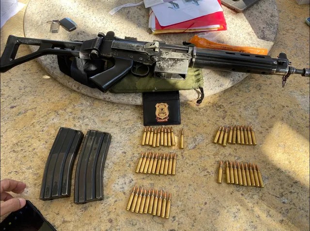 Fuzil é encontrado na casa de candidato a vice-governador durante operação da polícia
