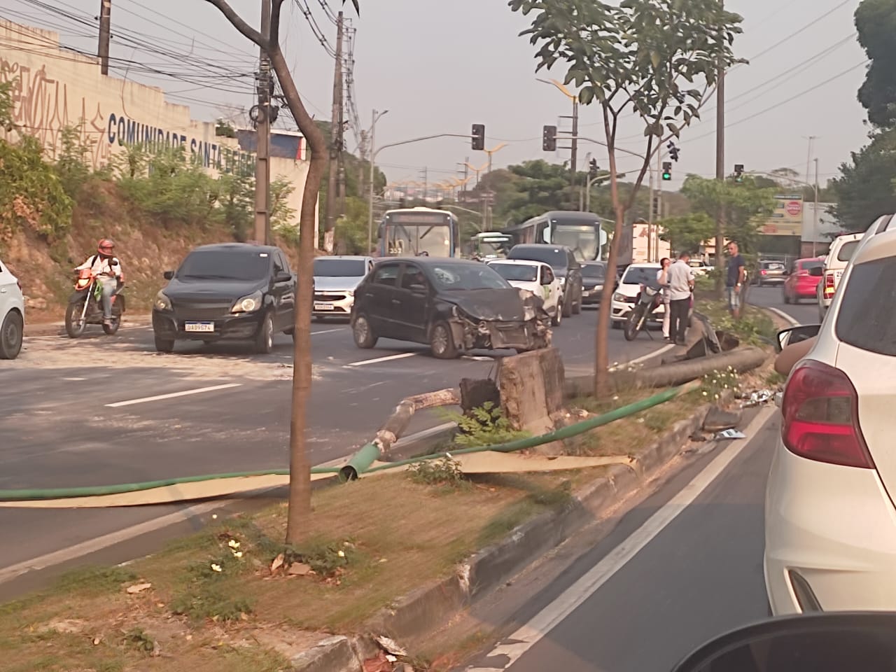 Carro derruba poste em acidente violento e mulher fica ferida em Manaus