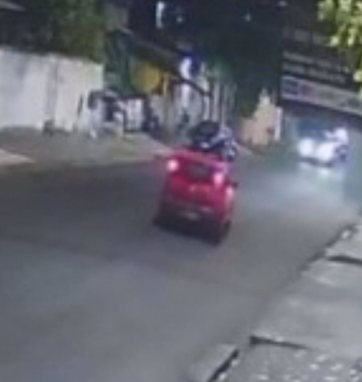 Vídeo: Câmera de segurança registra acidente entre carros em Manaus