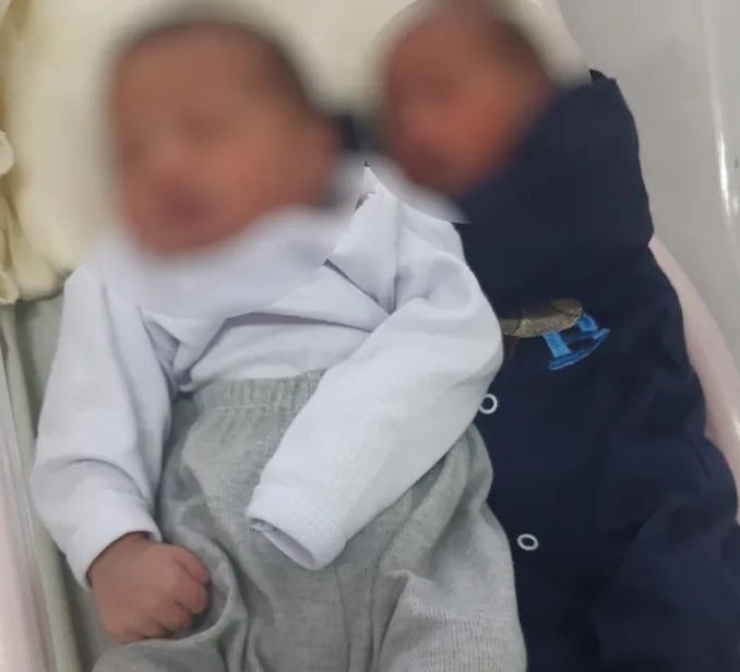 Em caso raro, jovem dá à luz a gêmeos de pais diferentes; saiba como é possível