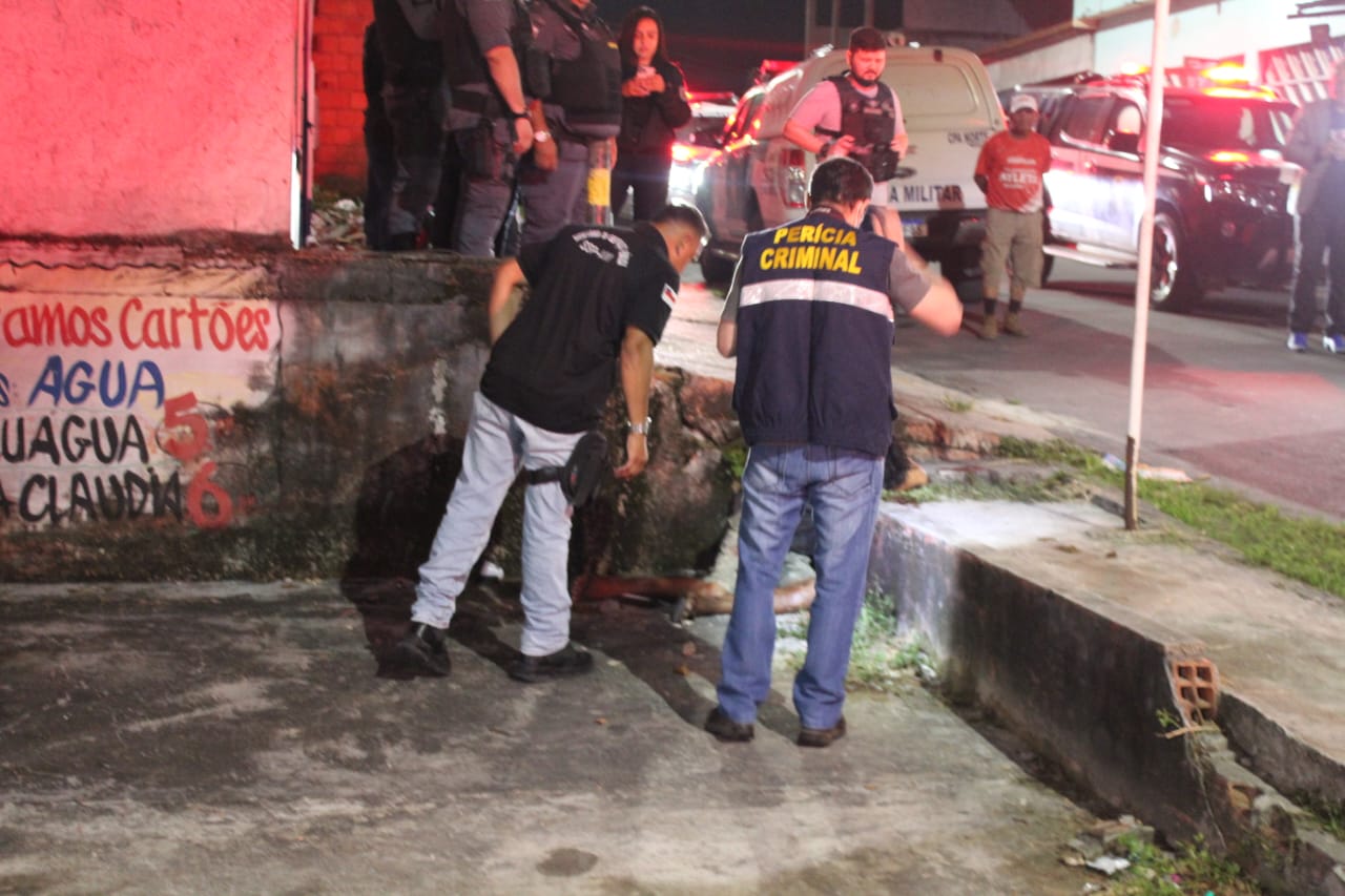 Homem é crivado de balas por assassinos em moto em Manaus