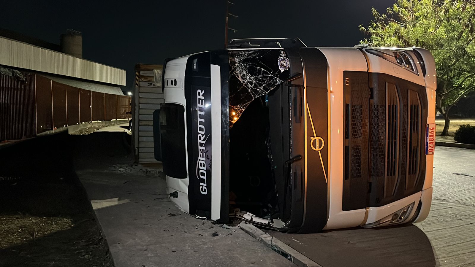 Motorista fica ferido após tombar com carreta durante acidente em Manaus 