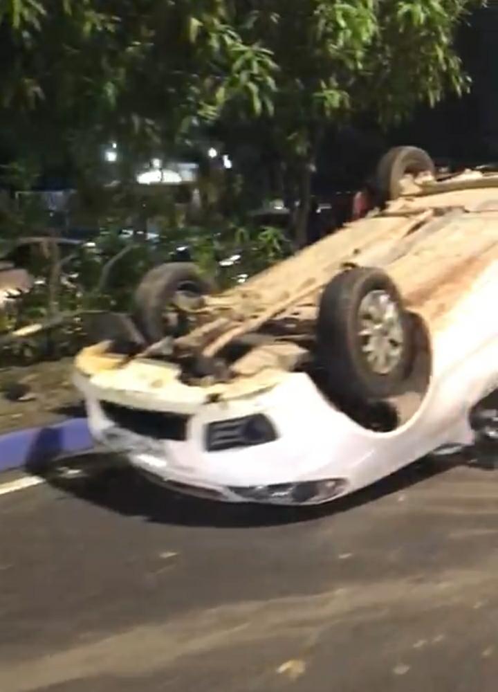 Carro capota e arranca árvores durante acidente em avenida de Manaus
