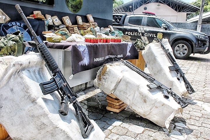 Operação da PC apreende 1 tonelada de drogas e 3 fuzis em barco no Amazonas