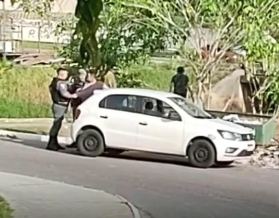 PM é flagrado dando coronhada em motorista durante abordagem em Manaus; vídeo