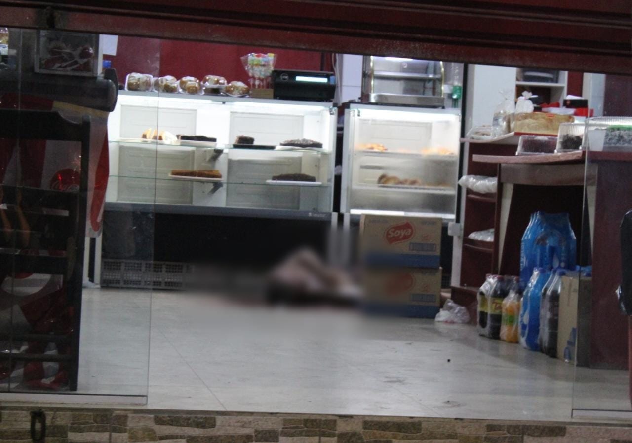 Homem é executado a tiros na frente da filha em padaria de Manaus 