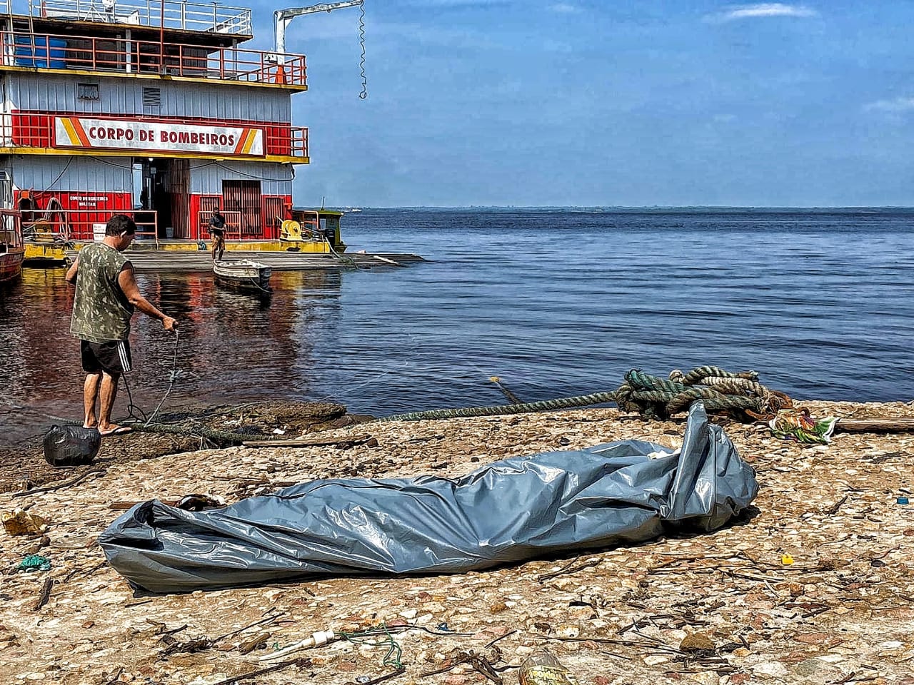 Com vários tiros pelo corpo e cabeça, homem é achado boiando perto de feira em Manaus