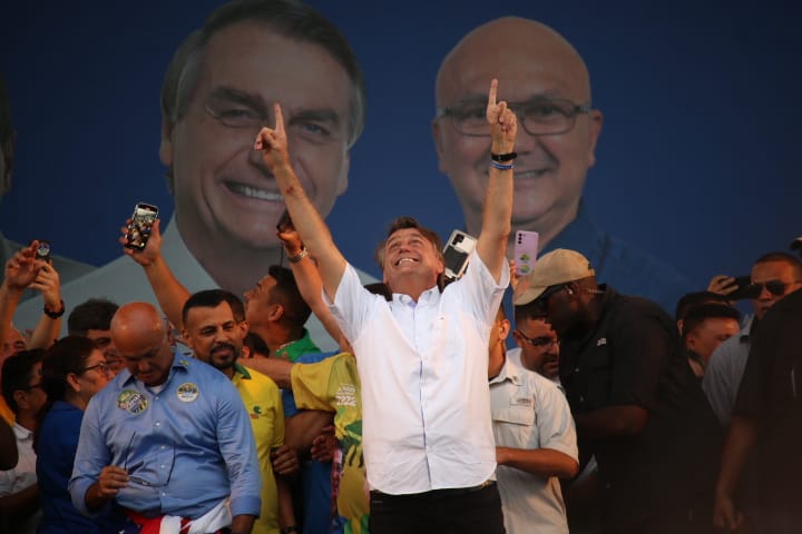 Bolsonaro chega em comício com apoiadores em Manaus; veja imagens