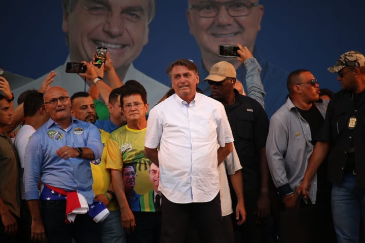 Após polêmicas com jornalistas, Bolsonaro diz em comício em Manaus que defende liberdade de imprensa