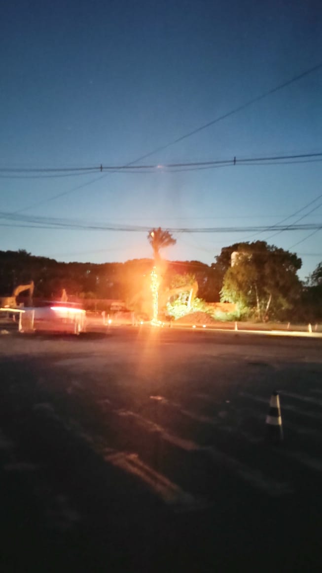 Curto-circuito faz postes pegarem fogo em avenida de Manaus