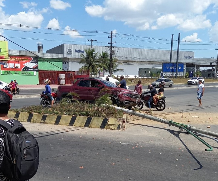 Carro desgovernado invade canteiro central e derruba poste em Manaus 