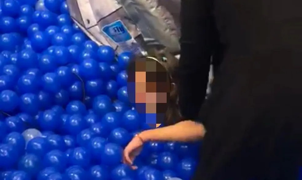 Menina fica presa pelos cabelos em brinquedo de shopping; vídeo