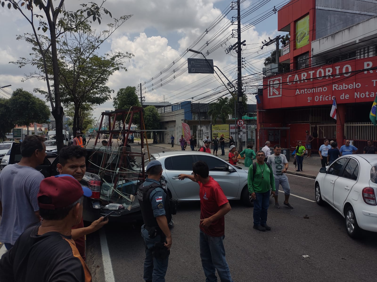 Acidente entre ônibus e carros trava avenida Djalma Batista em Manaus; vídeos