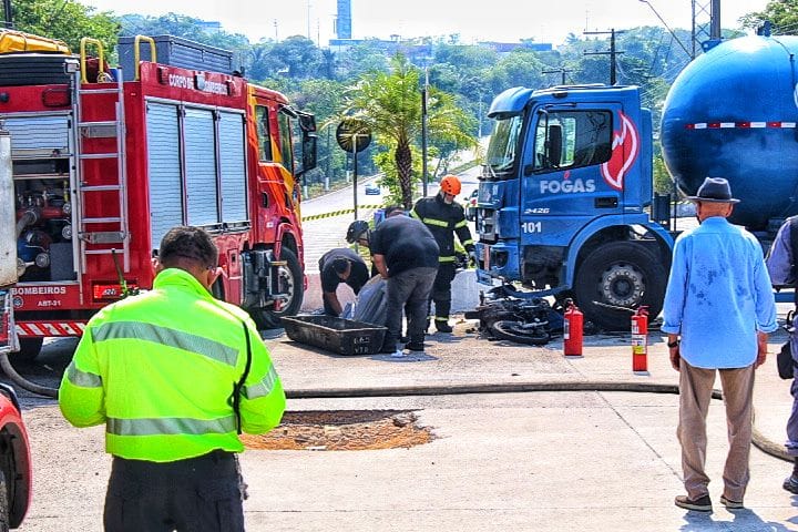 Jovem esmagado por caminhão de gás na BR-319 é identificado 