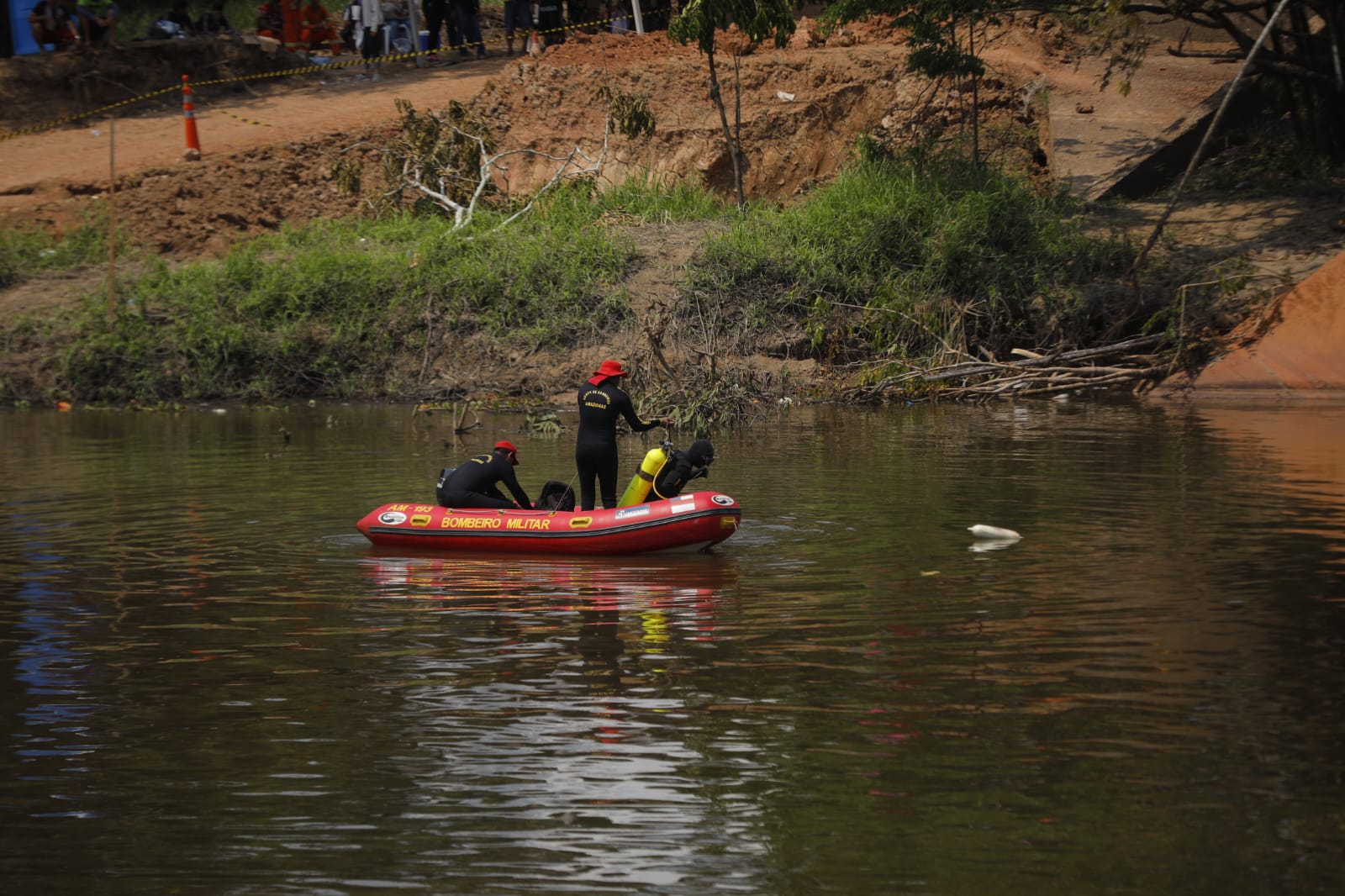 Buscas por homem desaparecido em queda de ponte na BR-319 chegam ao 8º dia 