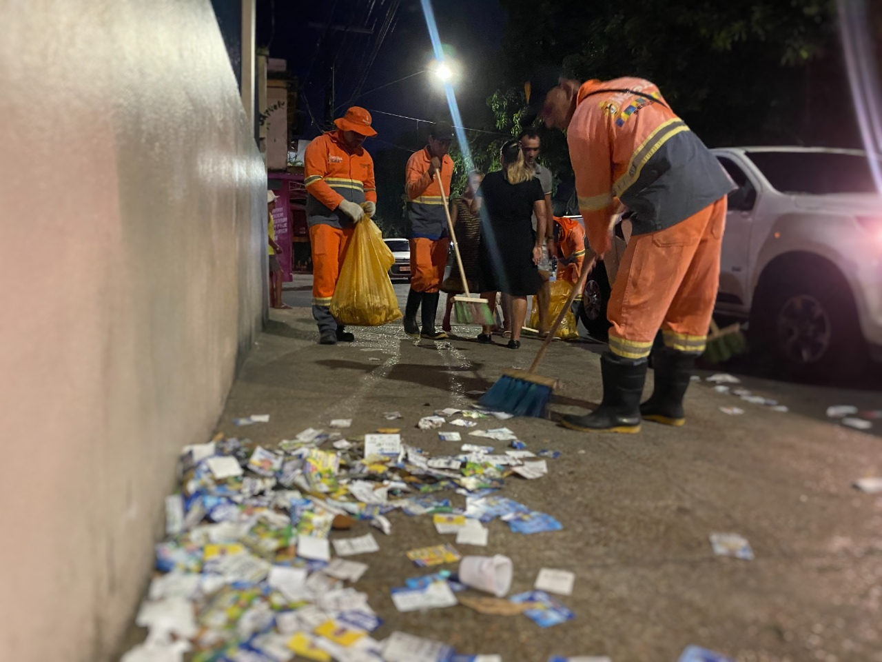Garis passam madrugada recolhendo 'santinhos' de candidatos porcalhões em Manaus