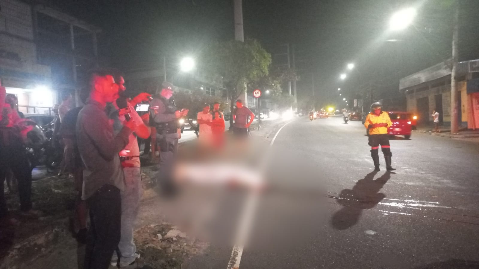 Jovem morre atropelado por carro ao tentar atravessar avenida de Manaus