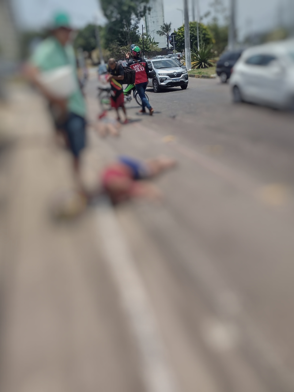 Casal é arremessado de moto ao ser atropelado enquanto fazia retorno proibido em Manaus