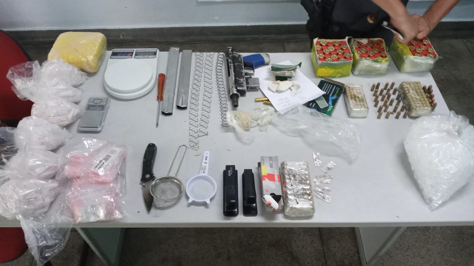 Drogas e munições são encontradas no apartamento de homem morto com 40 tiros em Manaus