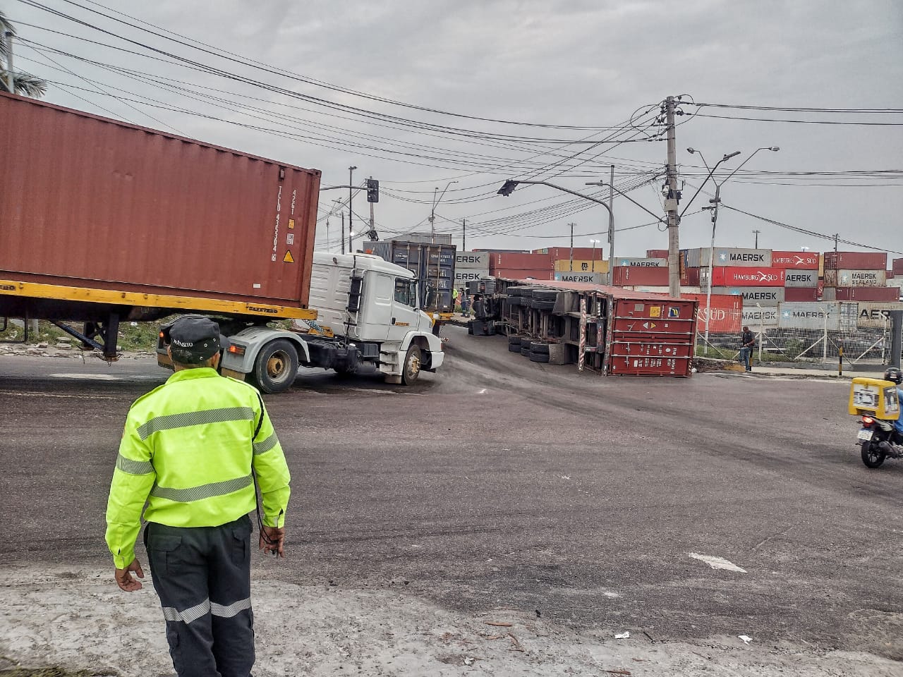 Acidente com carreta deixa trânsito lento em Manaus