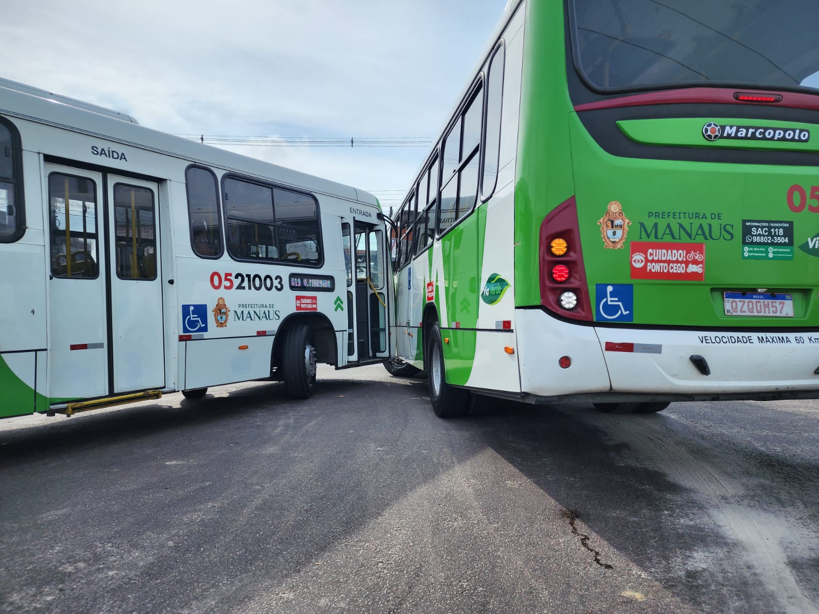 Acidente entre ônibus do transporte coletivo deixa trânsito congestionado em Manaus