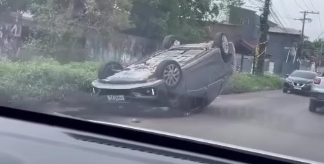 Acidente: Carro capota em rua de Manaus
