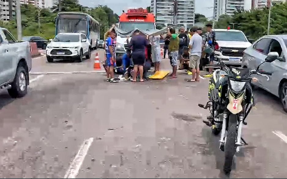 Motociclista é atropelado por carro enquanto voltava de torneio de futebol em Manaus