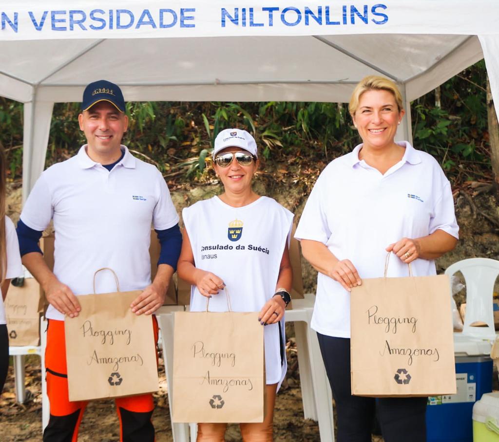 Embaixadora da Suécia participa de ação ambiental em igarapé de Manaus