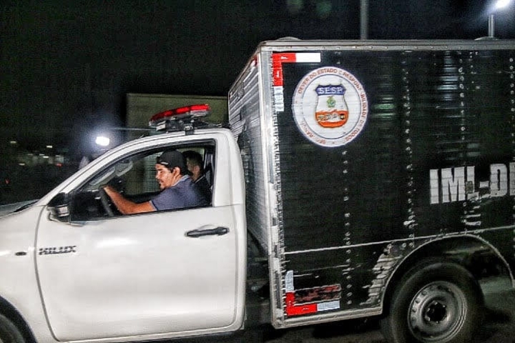 Homem morre ao ser esfaqueado no meio da rua em Manaus