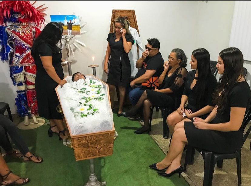 Curso de eventos viraliza com simulação de funeral no Amazonas