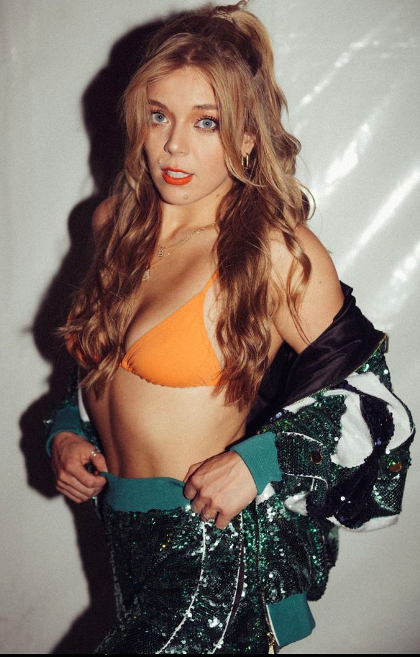 Ex-The Voice diz ter participado de orgia lésbica para descobrir se gosta de mulher