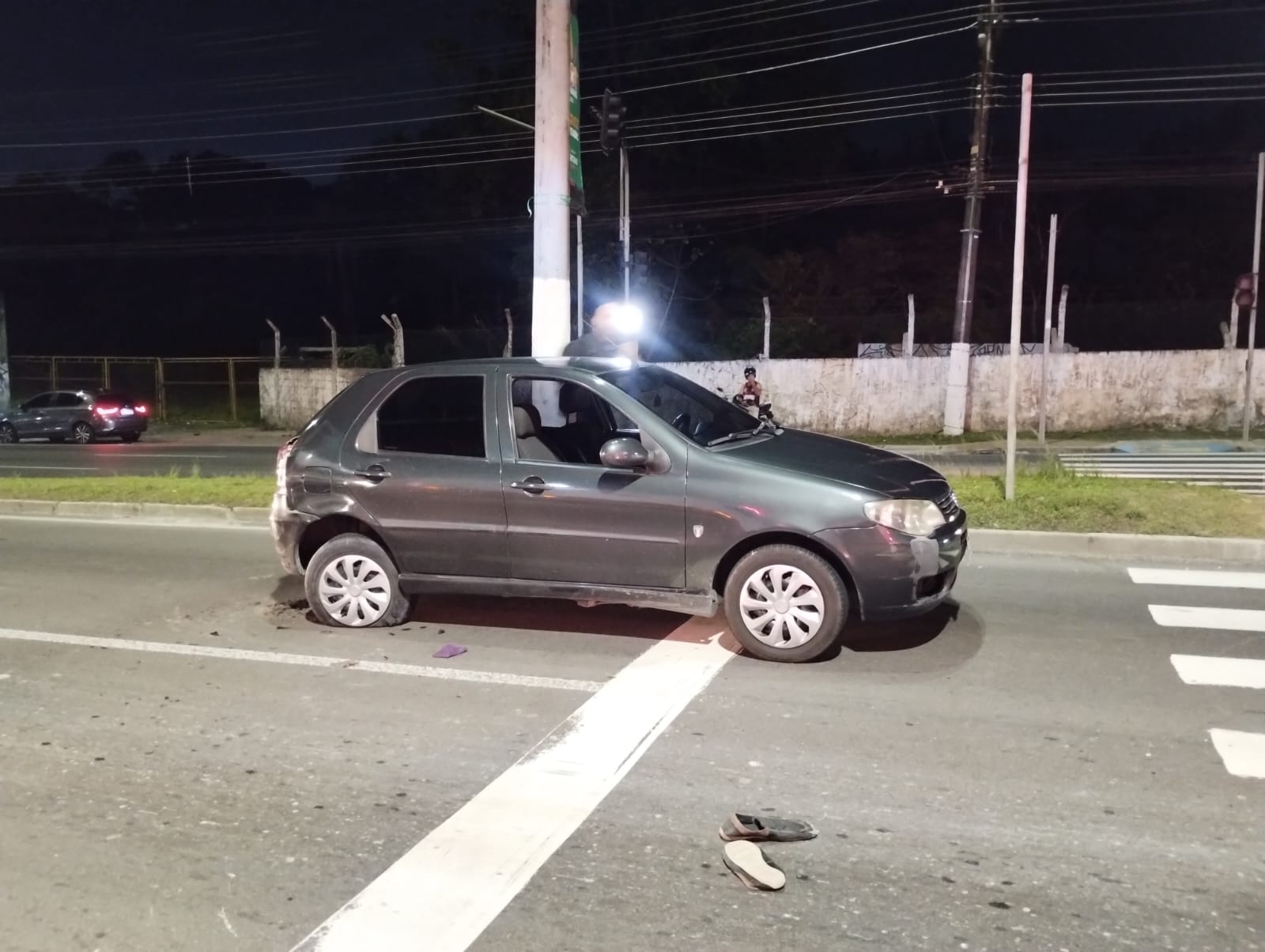 Carro para na faixa de pedestres e passageiros de motocicleta são arremessados em Manaus