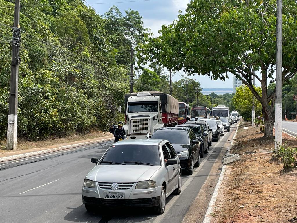 Incêndio em carreta deixa avenida congestionada em Manaus 