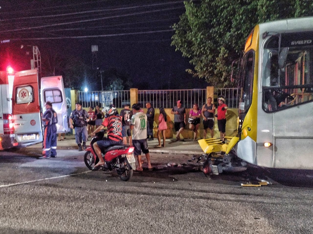 Torcedores do Flamengo em moto sofrem violento acidente com ônibus em Manaus