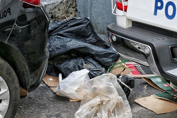 Corpo de homem é encontrado enrolado em saco plástico atrás de lixeira comunitária em Manaus 