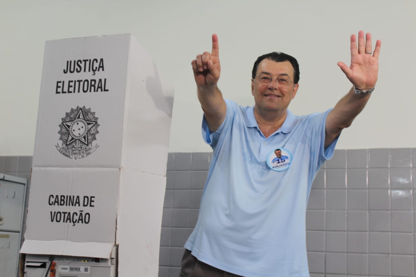 Candidato a governador do Amazonas, Eduardo Braga vota e diz estar confiante