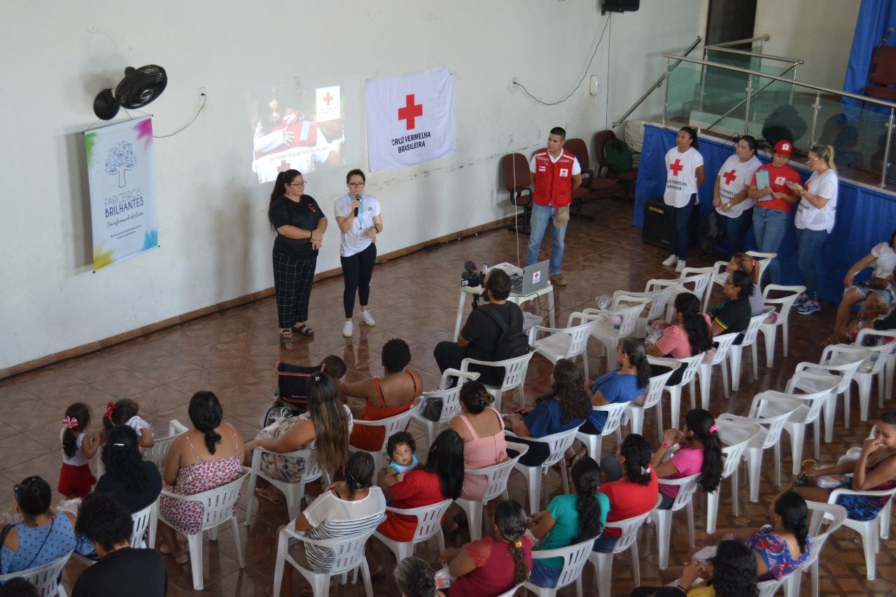 Pobreza menstrual: Ação social entrega mais de mil absorventes a mulheres em Manaus