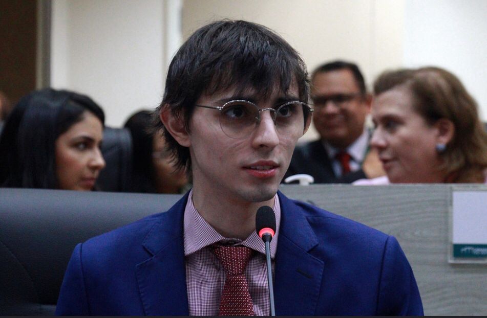 Amom denuncia uso de dinheiro público para financiar operadores de fake news em Manaus