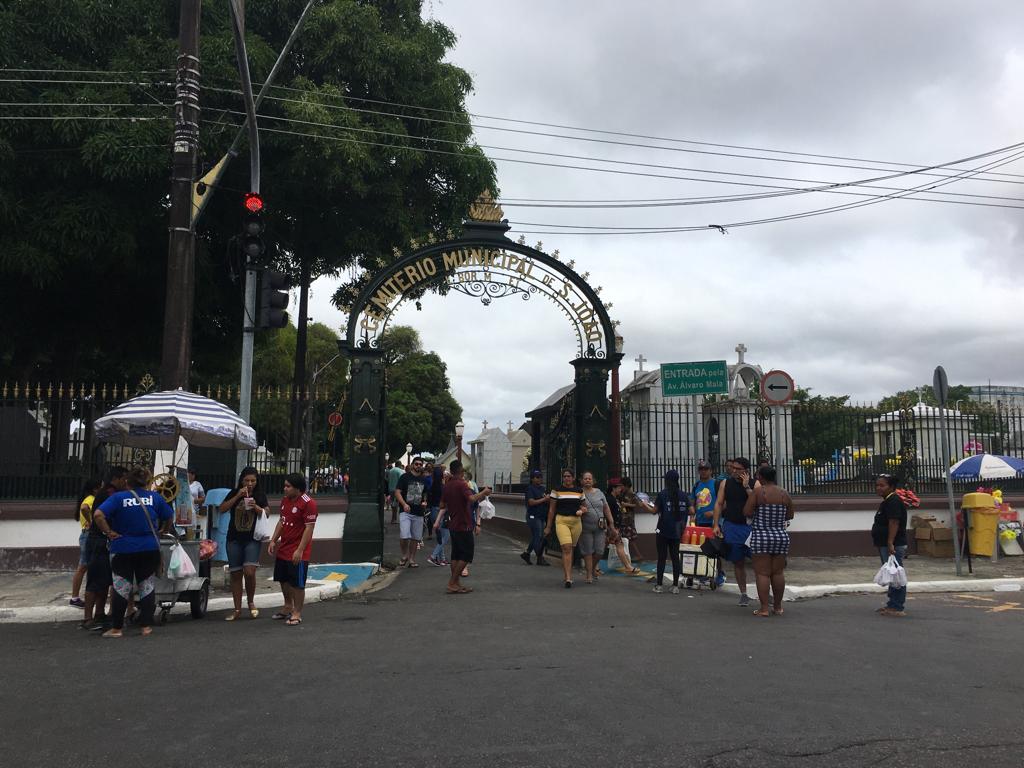Tradição de Finados celebrada com visitação em massa no Cemitério São João 