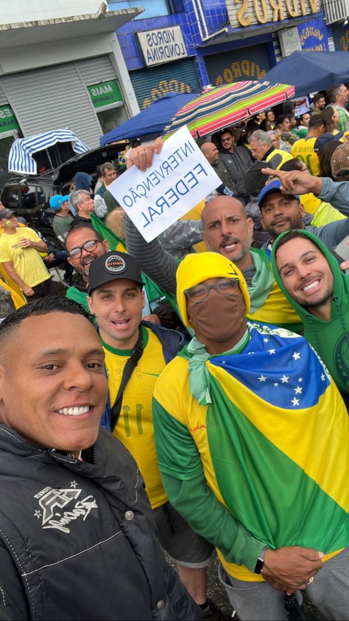 Condenado por estupro, Robinho vai disfarçado a protesto pró-Bolsonaro, diz site