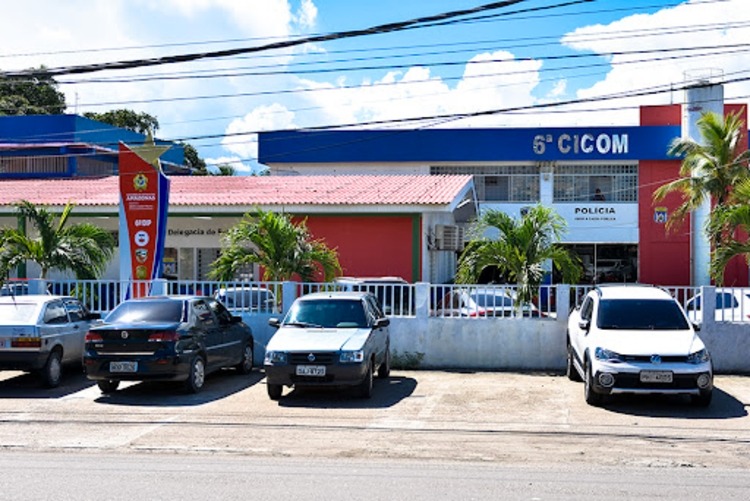 Mulher é flagrada furtando mais de R$ 4 mil em roupas no Shopping Sumaúma em Manaus