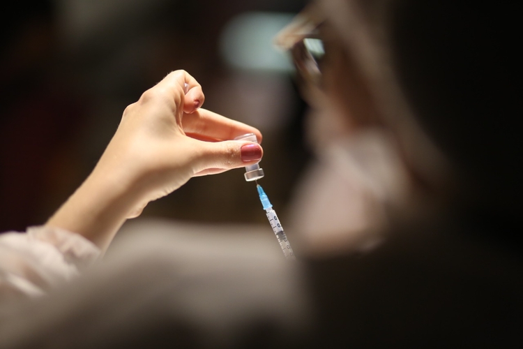 Brasil registra 92 mortes e 12,6 mil novos casos de covid-19