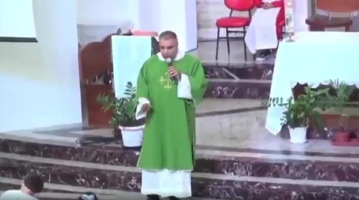 Padre viraliza ao pedir para fiéis rezarem pelo Vasco antes de jogo; vídeo