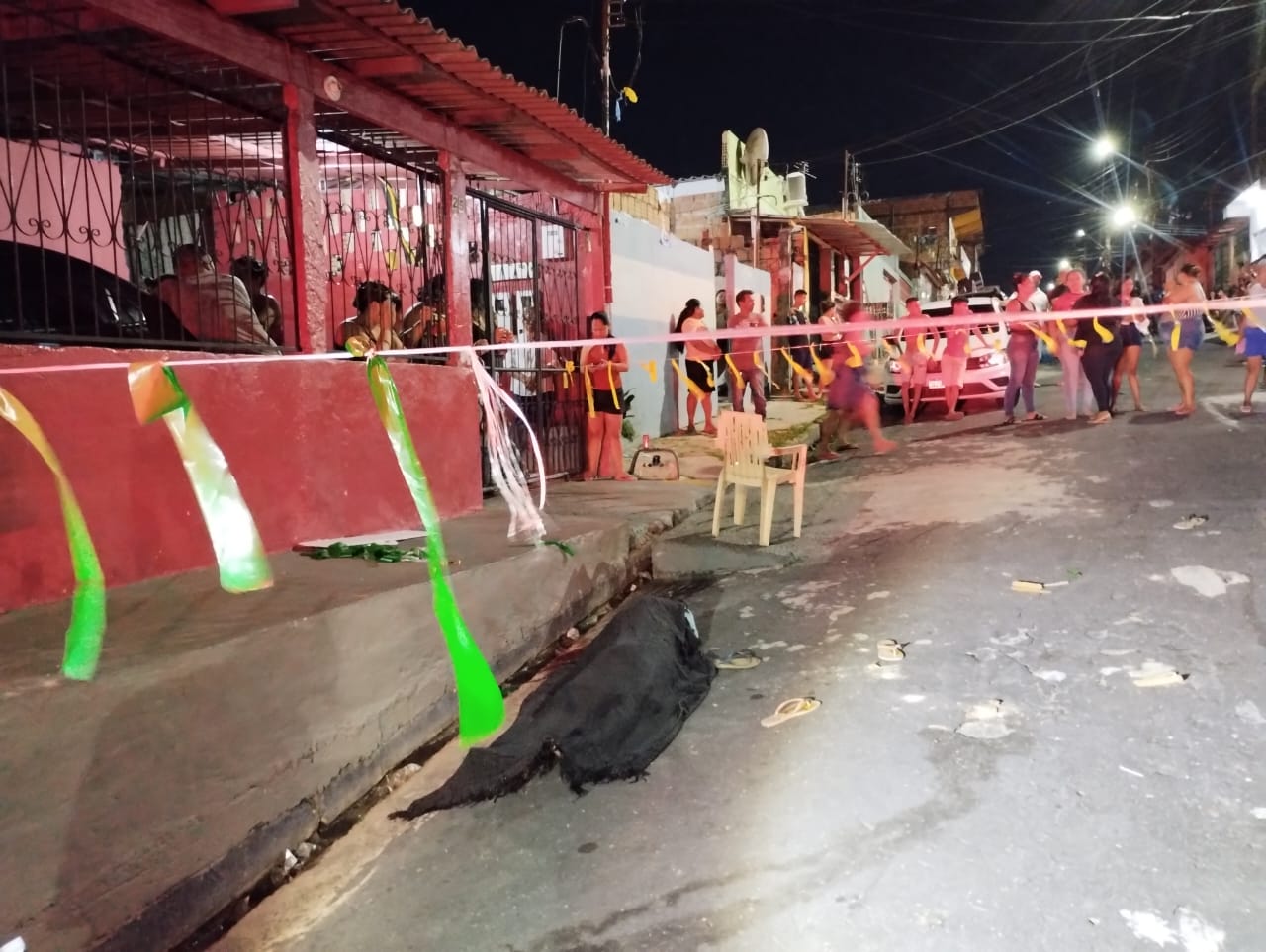 Homem é assassinado em Manaus enquanto enfeitava rua para Copa do Mundo